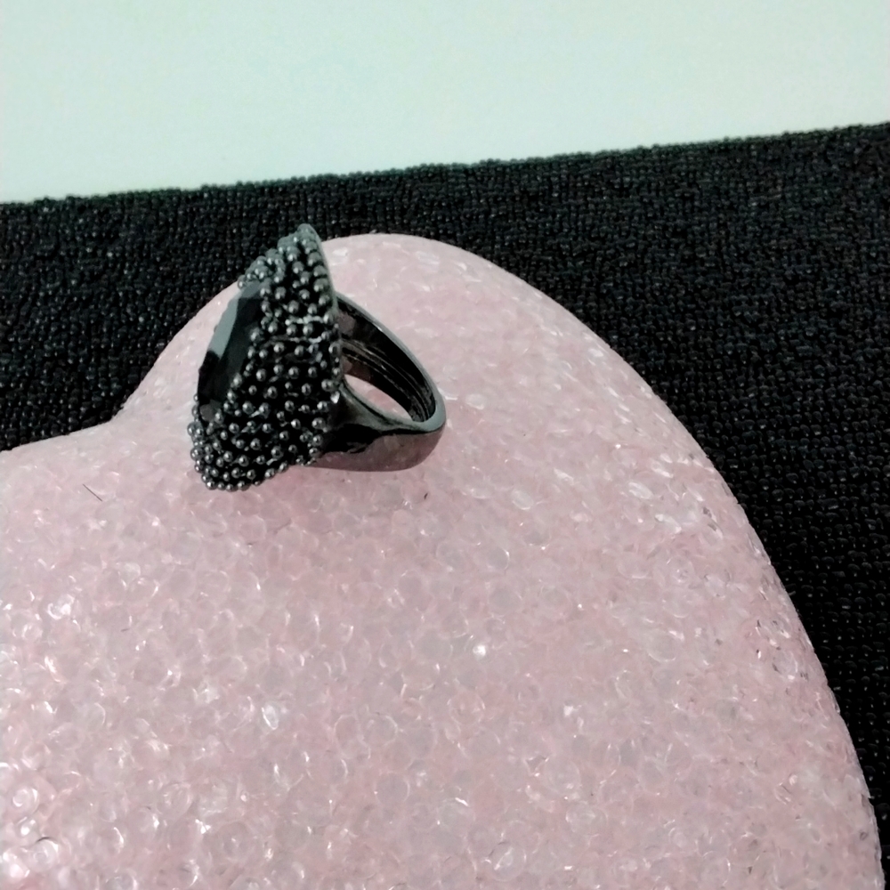 Large Onyx statement ring - Picture 5 of 9